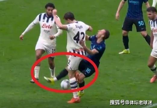 丑陋的意甲彻底没救！明目张胆黑国米，蓝黑军团遭遇各种不公判罚